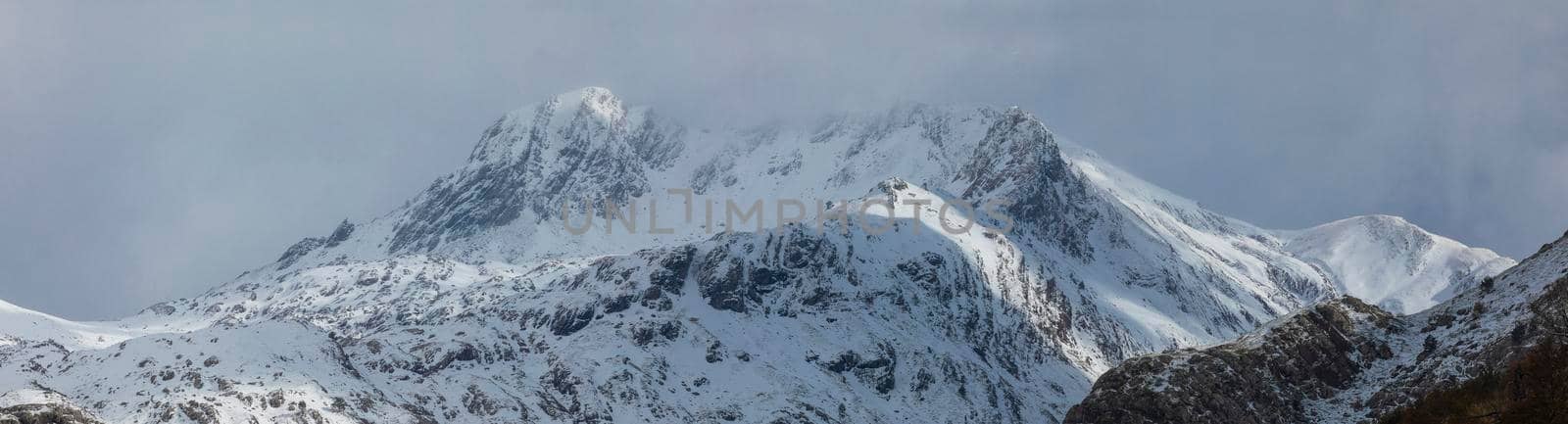 Panoramic landscape of snowy mountains in the Aragonese Pyrenees. by alvarobueno
