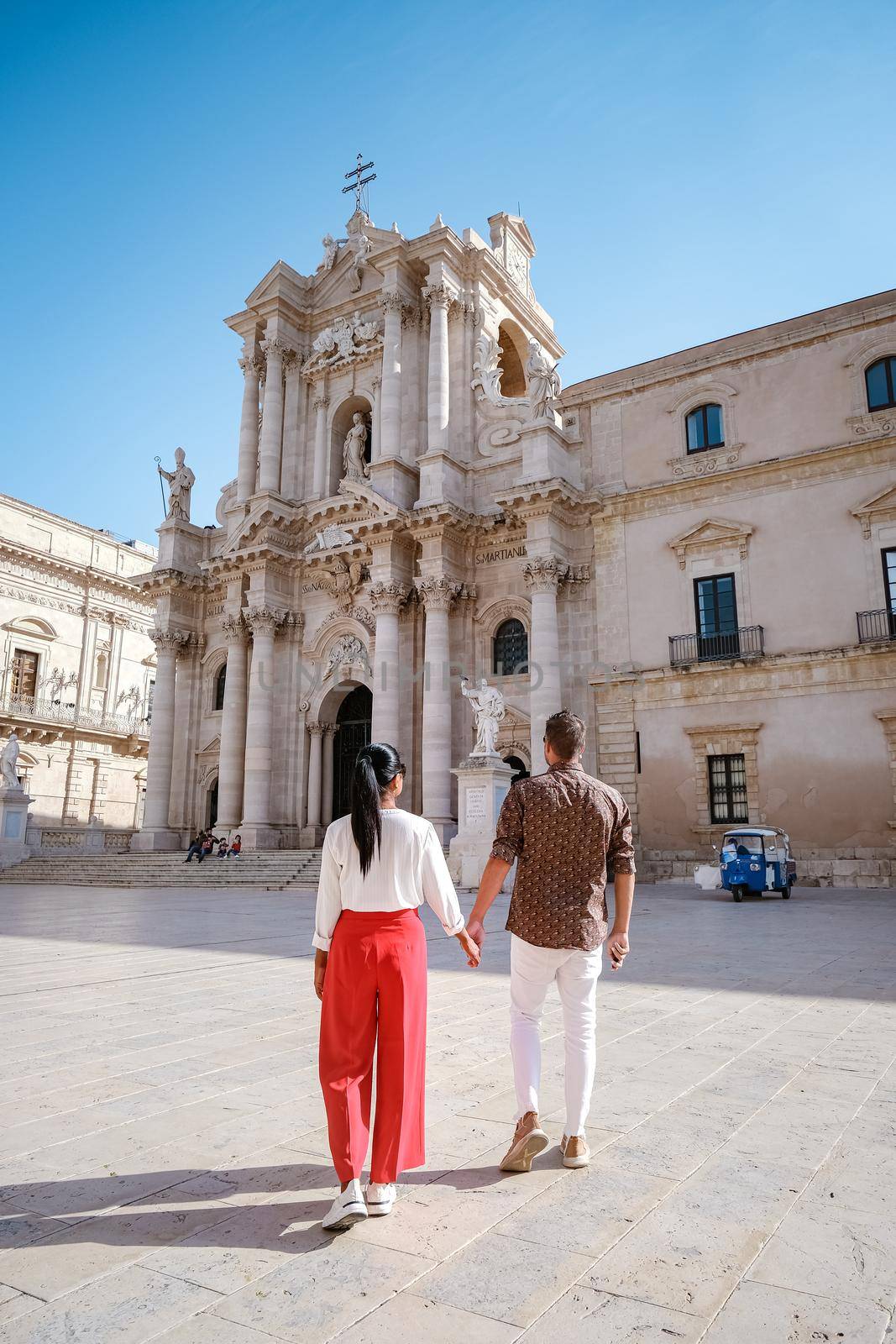 couple men and woman on citytrip, Ortigia in Syracuse Sicily Italy in the Morning. Travel Photography from Syracuse, Italy on the island of Sicily. 