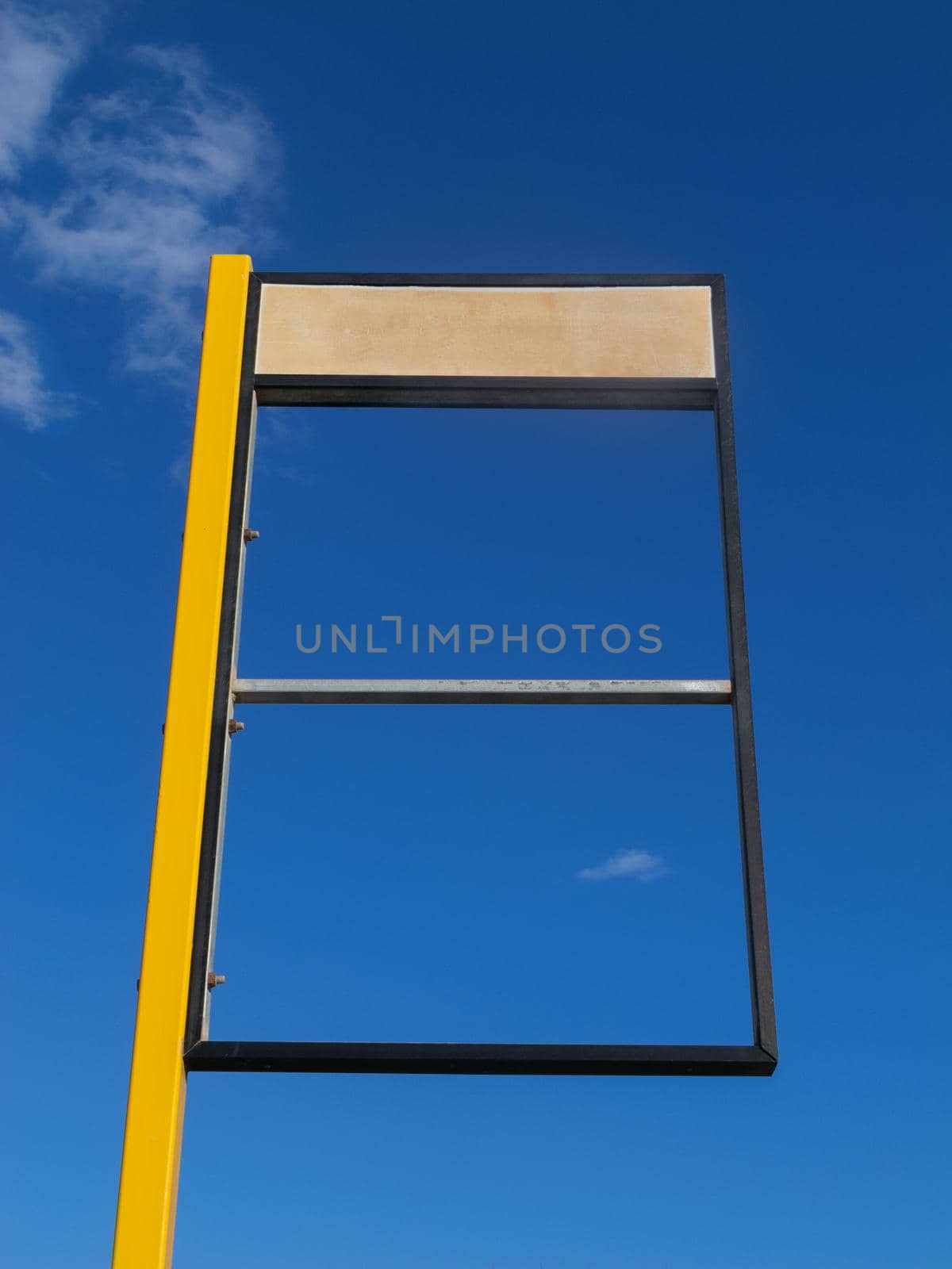 Bus timetable without indications, two rectangles frame the sky.