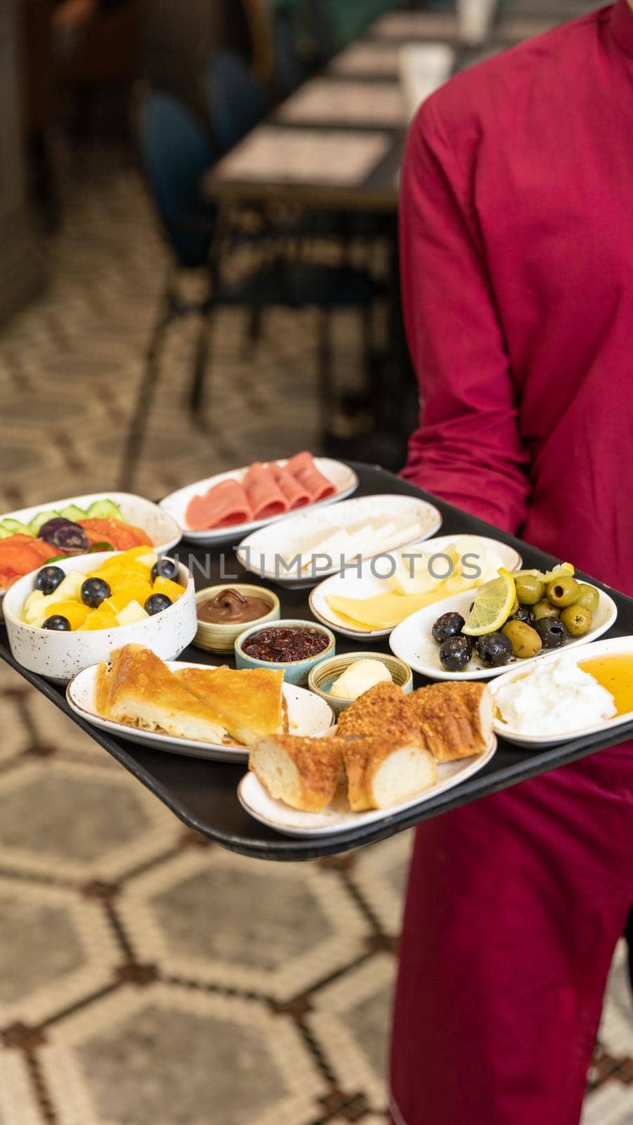 Waiter holding breakfast food on plate by ferhad