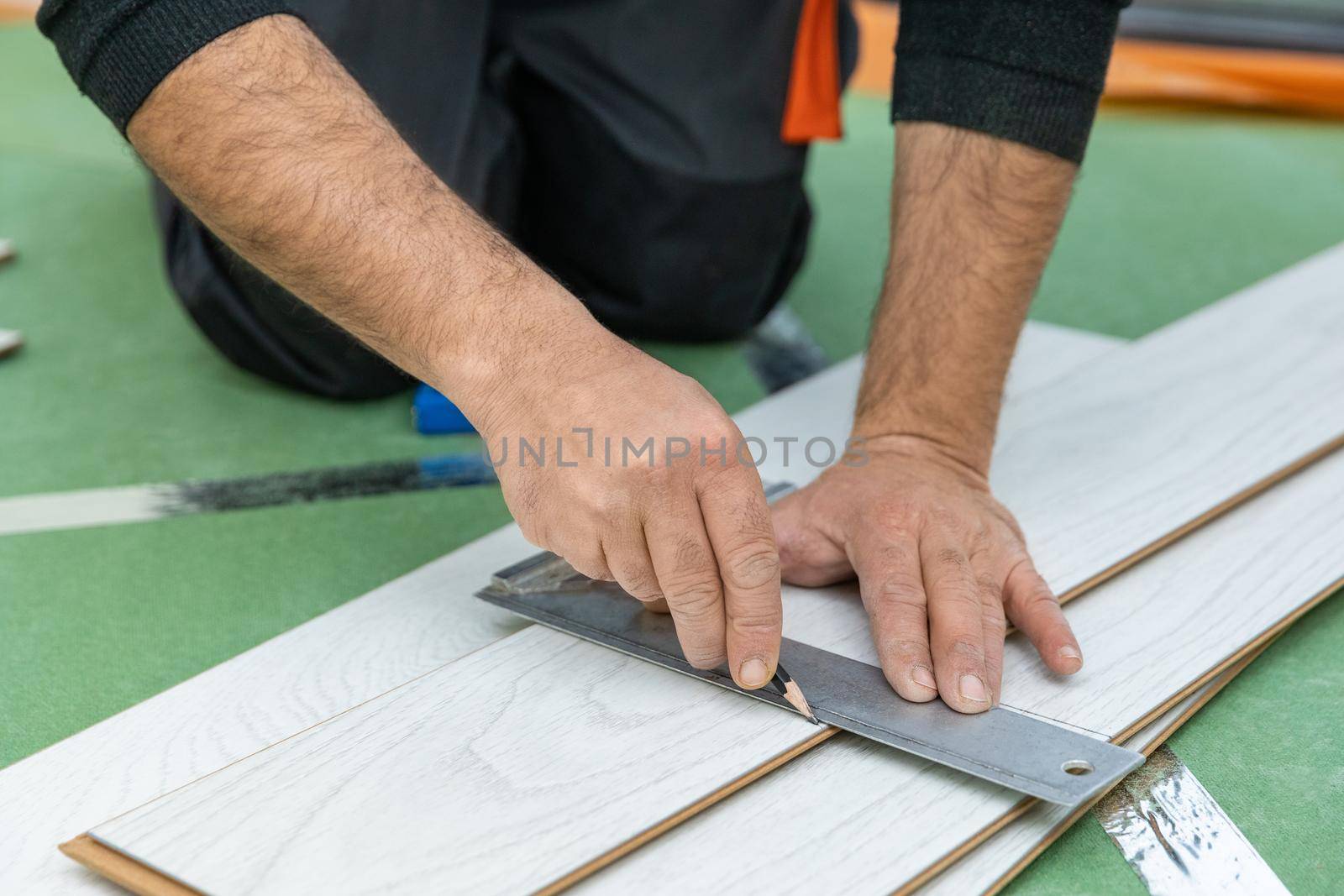 Worker measure length of the white wood laminate
