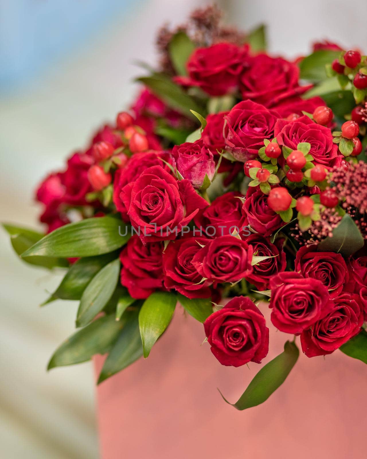 Golden rose bouquet in the box close up