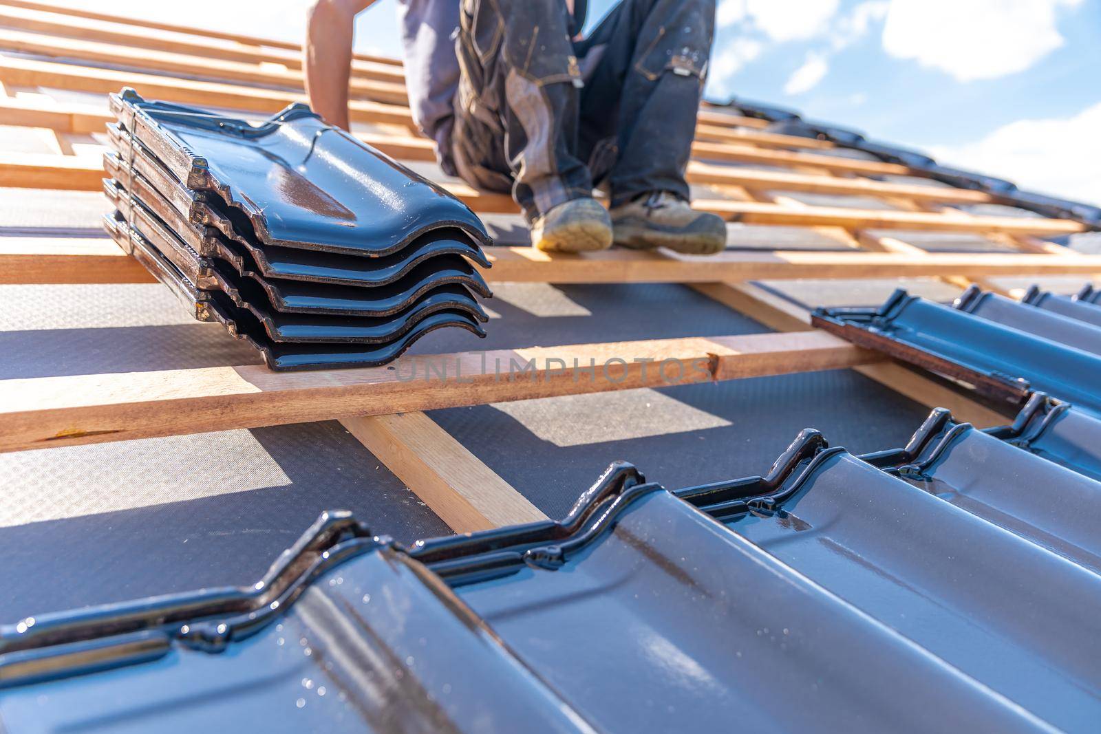 production of roofs from ceramic fired tiles on a family house.