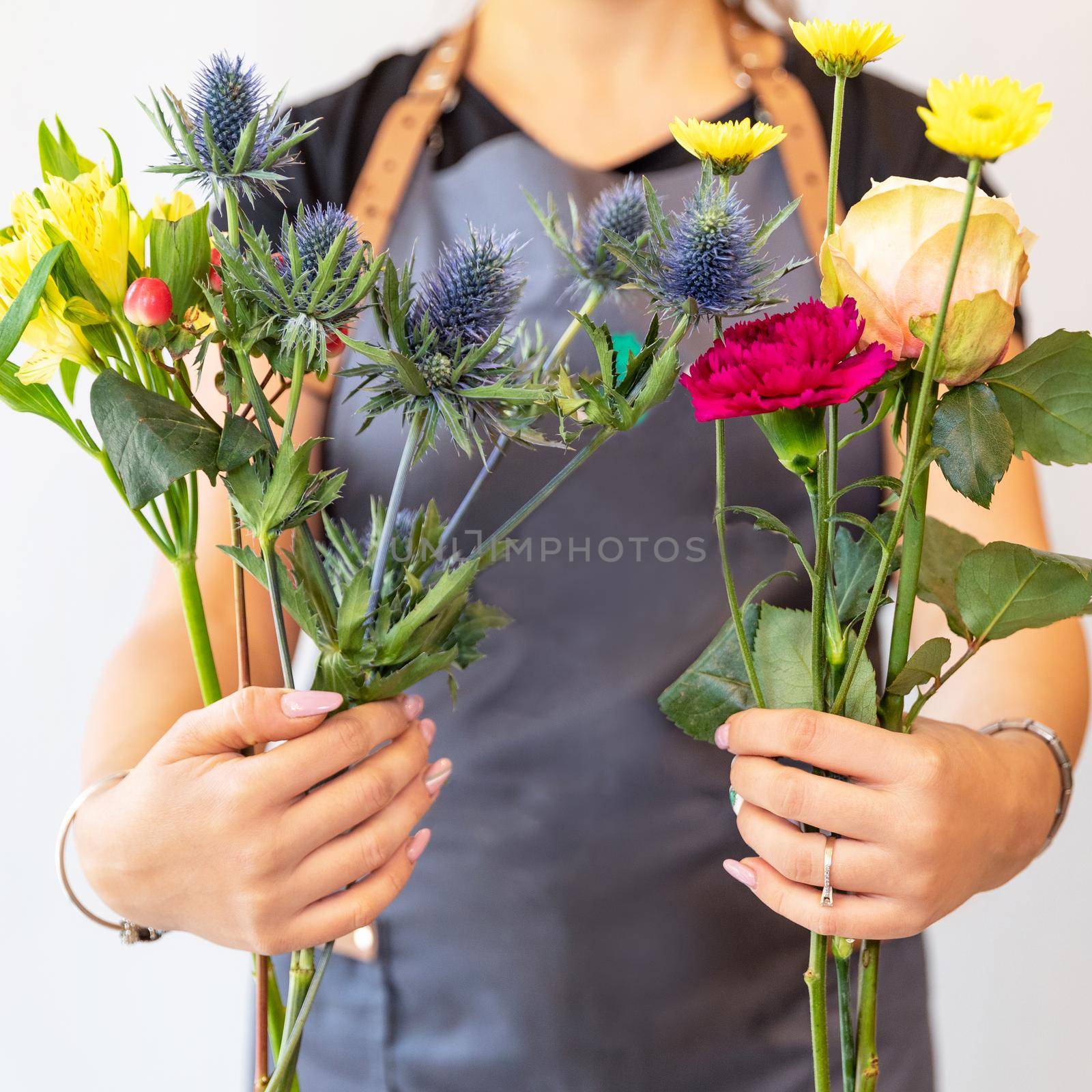 Florist woman holding different flowers by ferhad