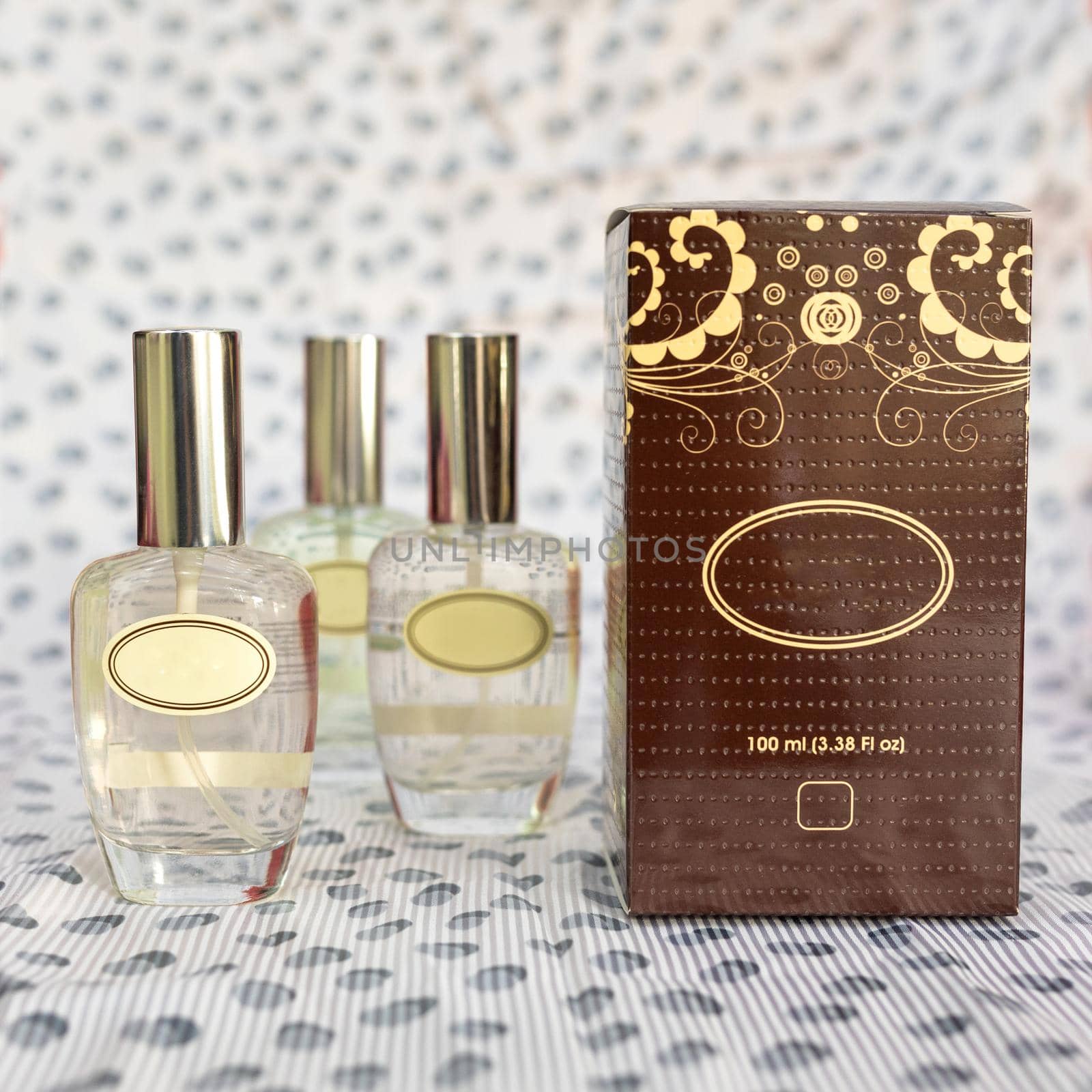 Perfume flacon with box on the white background by ferhad
