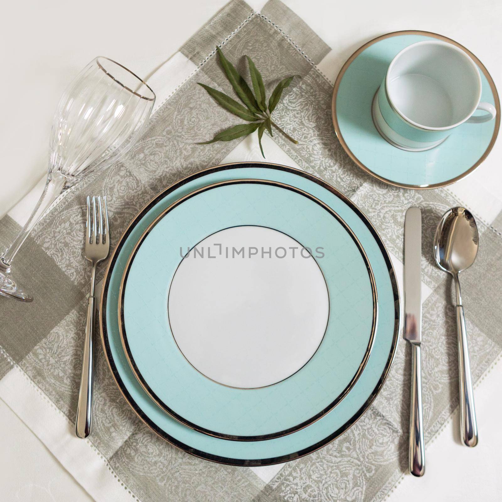 Set of clean tableware, dishes, plates, utensils on the table by ferhad