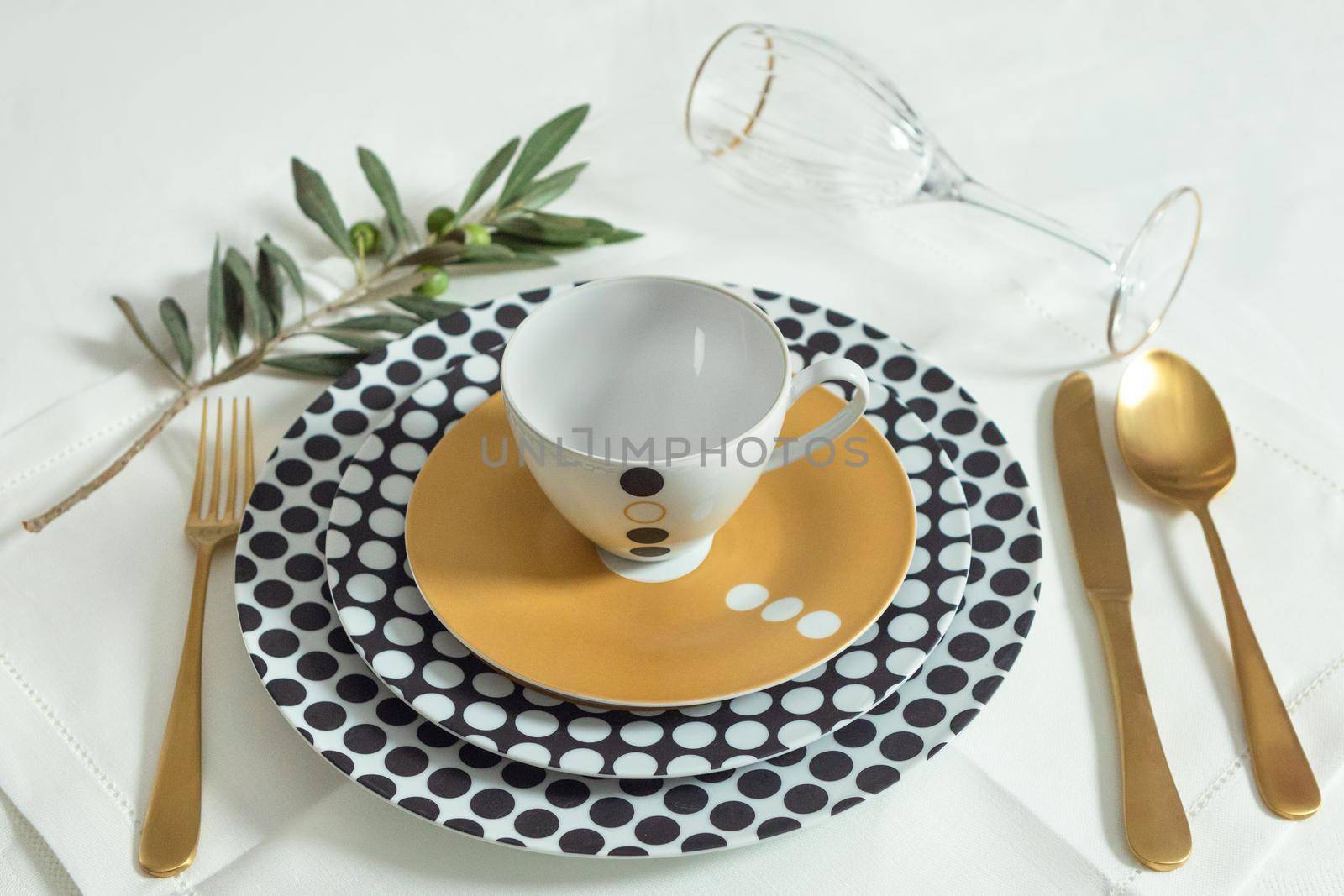 Set of clean tableware, dishes, plates, utensils on the table by ferhad