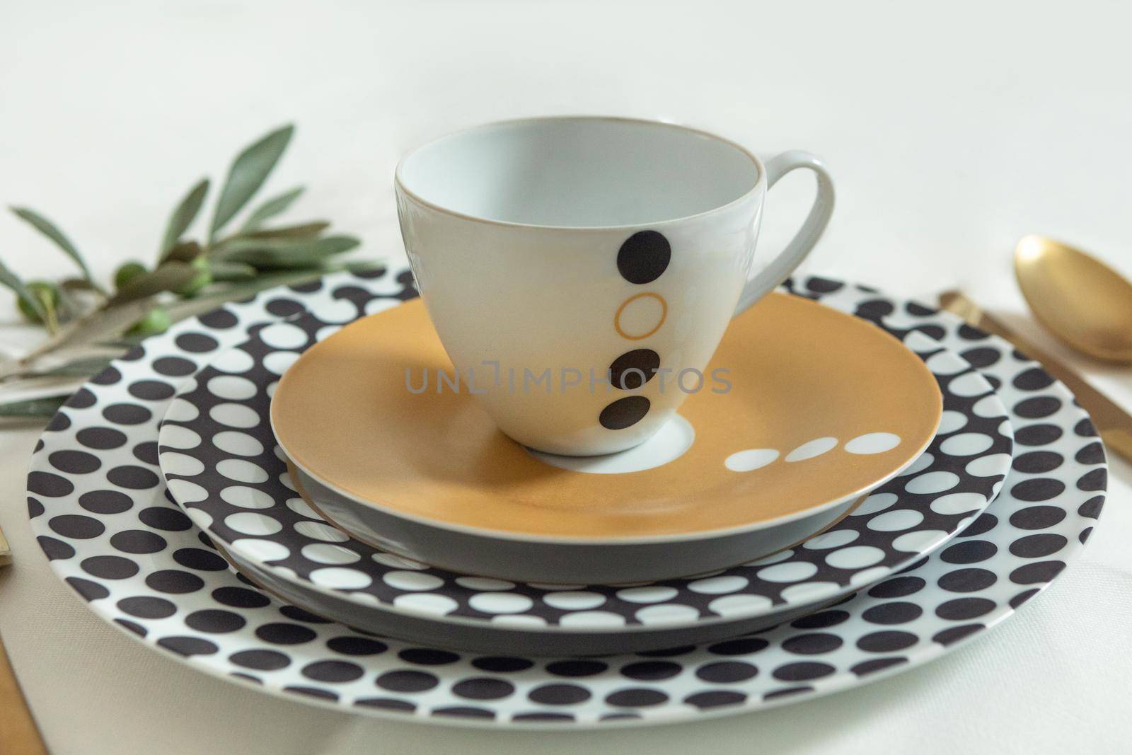 Set of clean tableware, dishes, plates, utensils on the table by ferhad