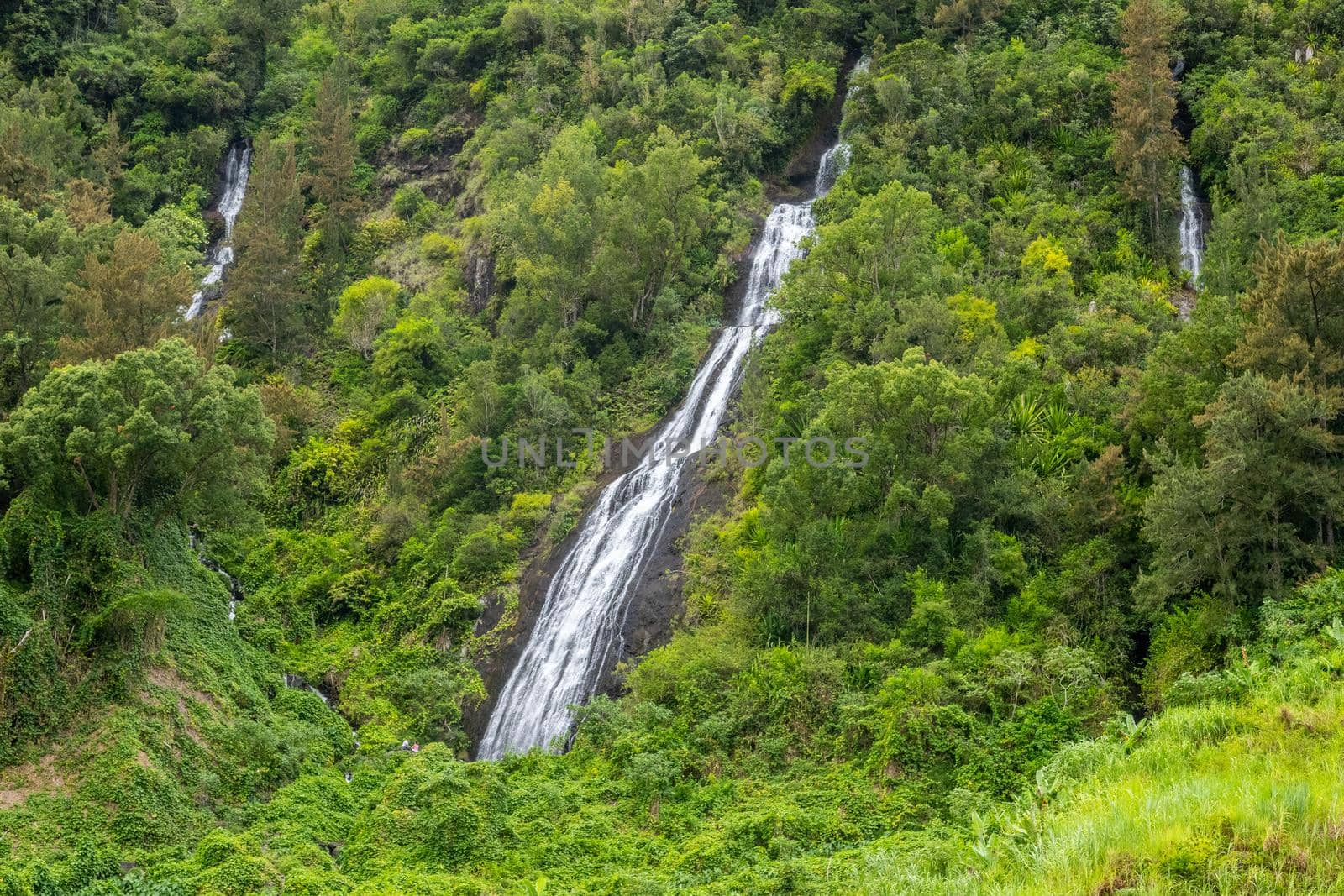 Waterfall at Reunion island by reinerc