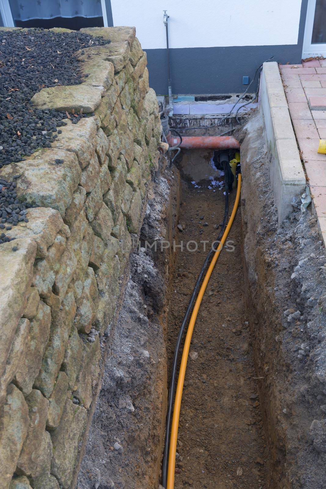 Supply lines in the ditch for the energy supply of a multiple dwelling