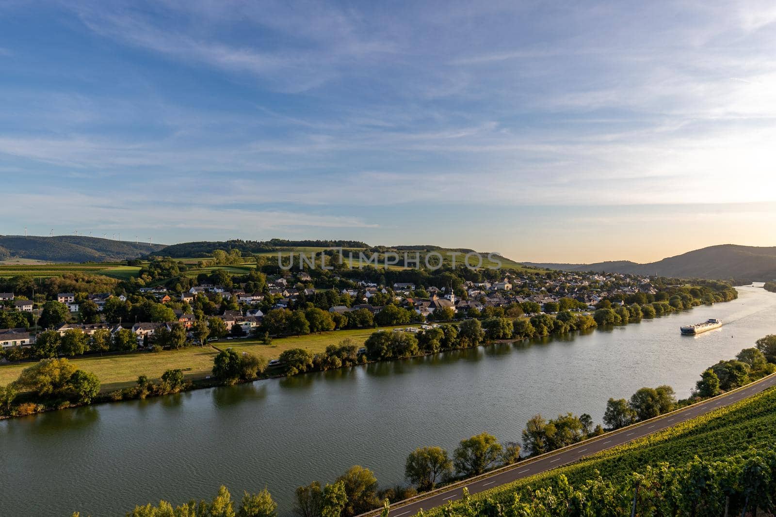 View of the Moselle valley at Brauneberg by reinerc