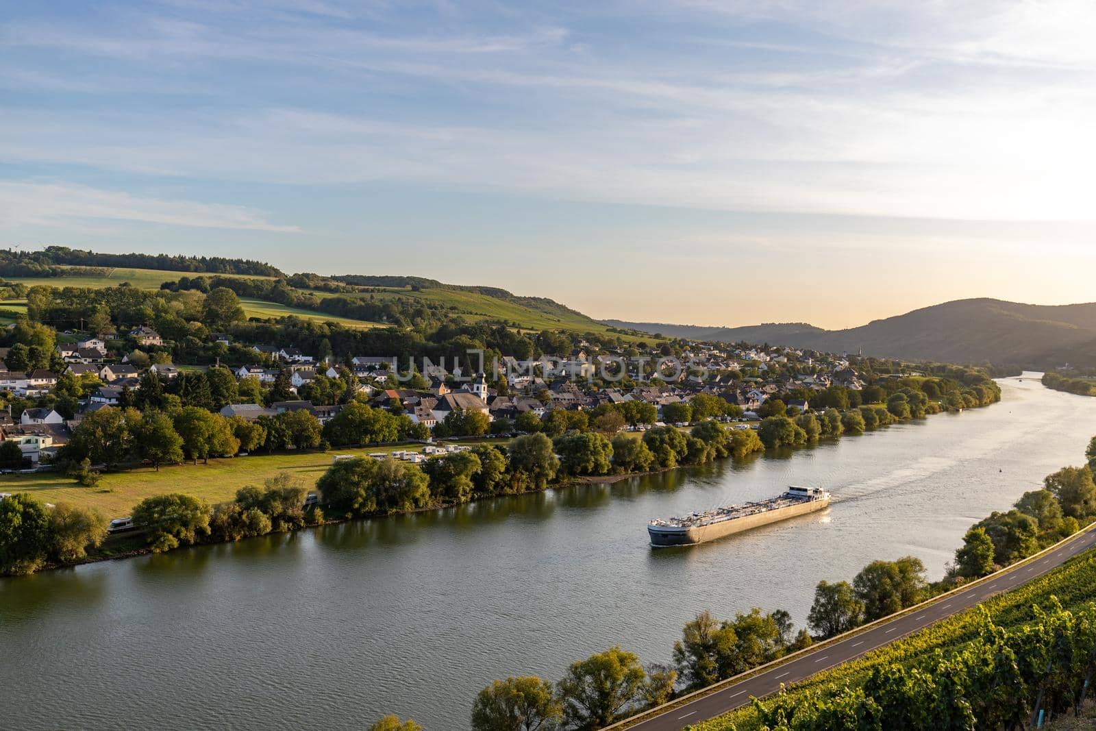 View of the Moselle valley at Brauneberg by reinerc