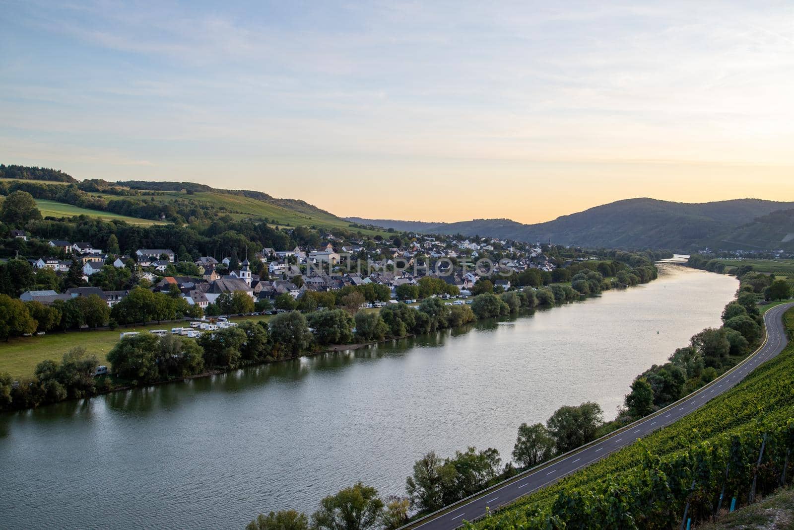 View of the Moselle valley at Brauneberg by reinerc