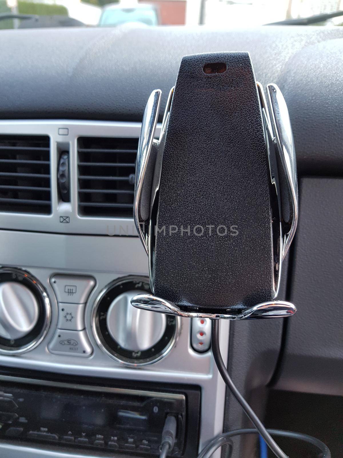Smartphone with a screen on the dashboard of a spot car
