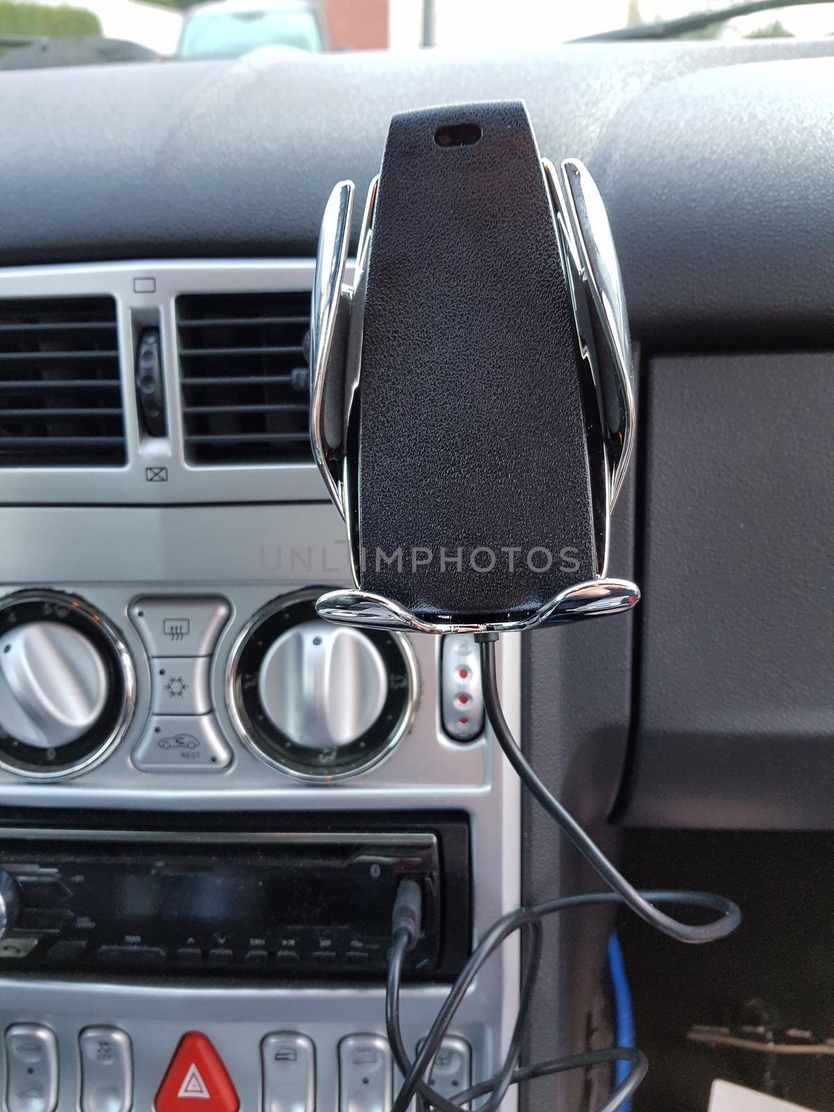 Smartphone with a screen on the dashboard of a spot car