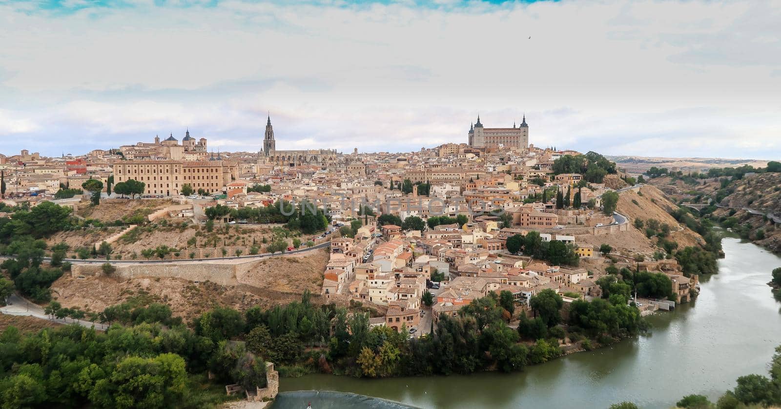 Mesmerizing shot of a beautiful cityscape and ancient castle of Toledo in Spain