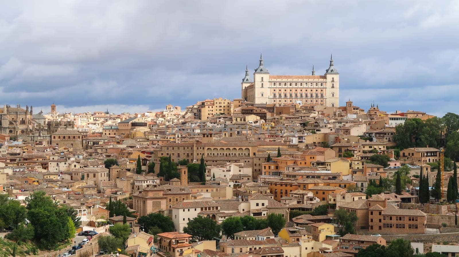 A mesmerizing shot of a beautiful cityscape and ancient castle of Toledo in Spain by codrinn