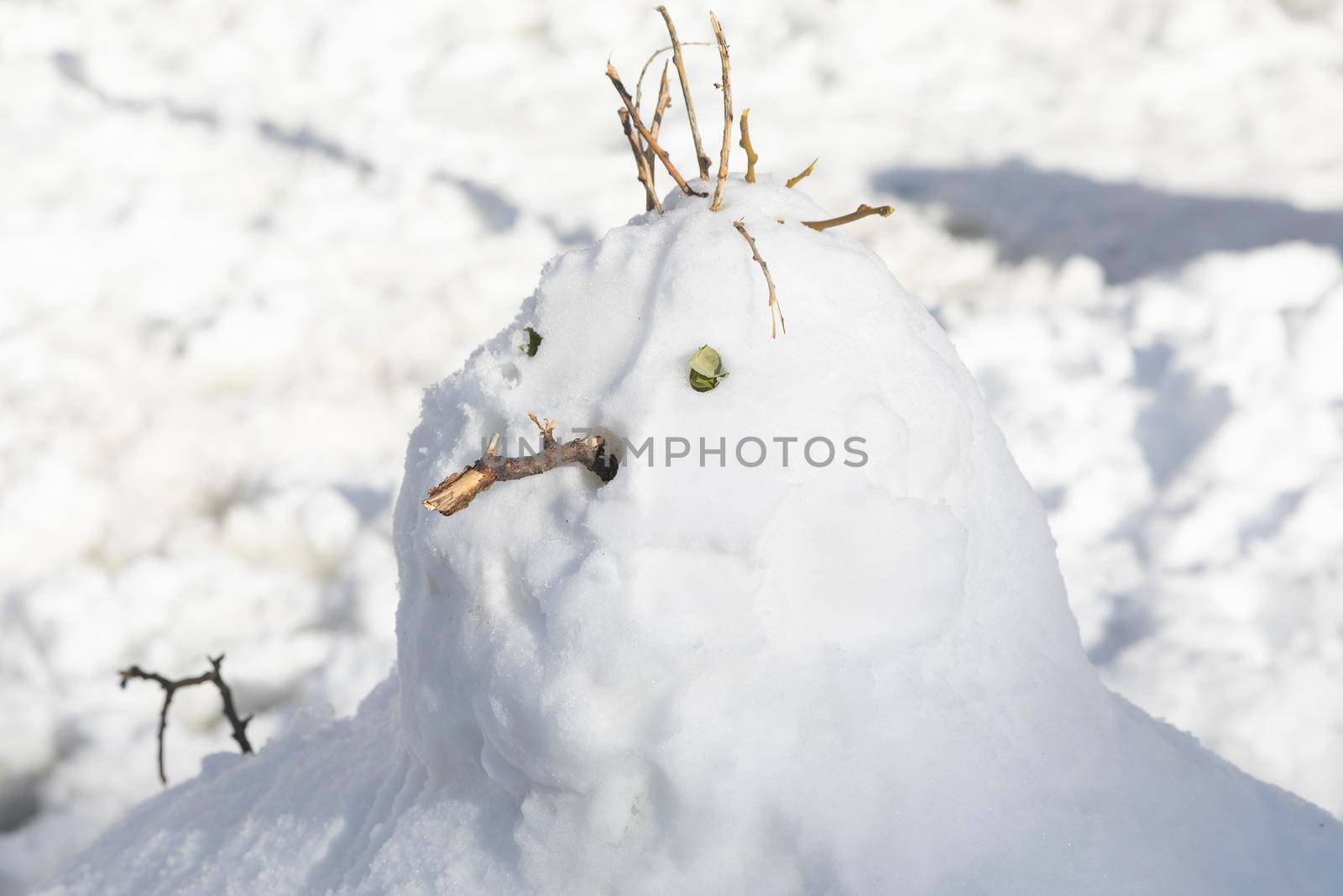 A snowman melting, Madrid. by alvarobueno