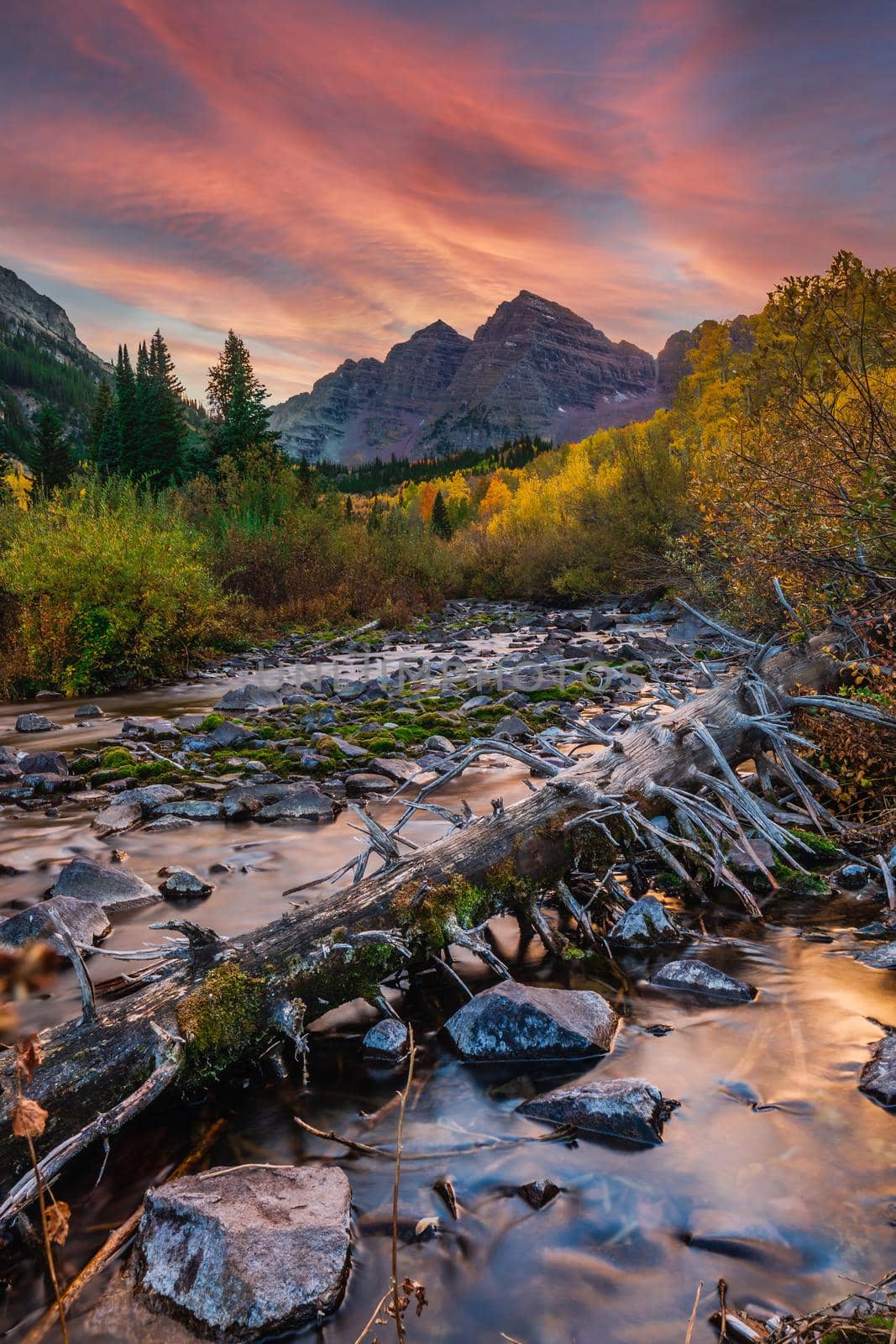 Maroon bells at autumn season in in Aspen Colorado, USA.