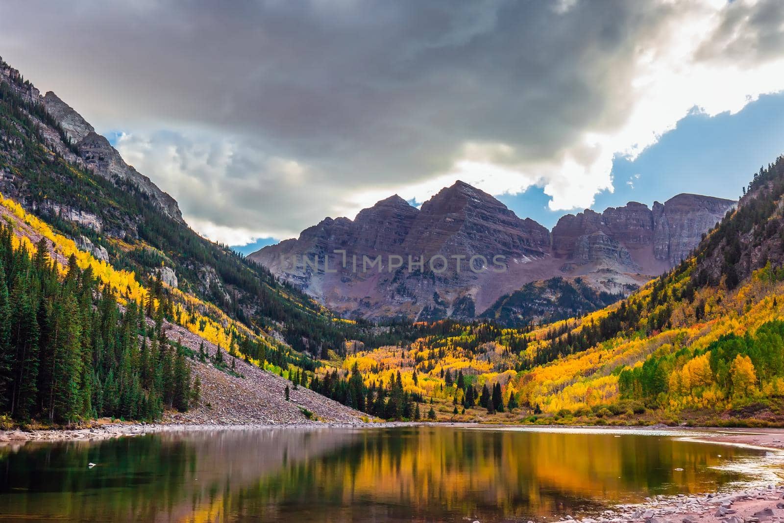 Autumn aspen trees reflected in the lake. Maroon bells at autumn season in in Aspen Colorado, USA.