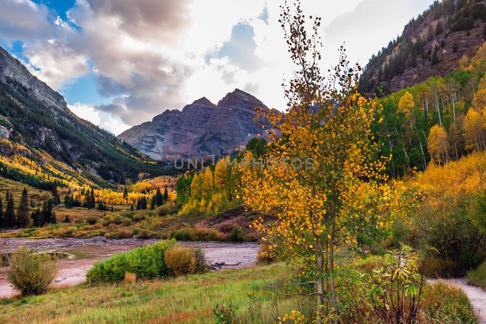 Maroon bells at autumn season in in Aspen Colorado, USA.