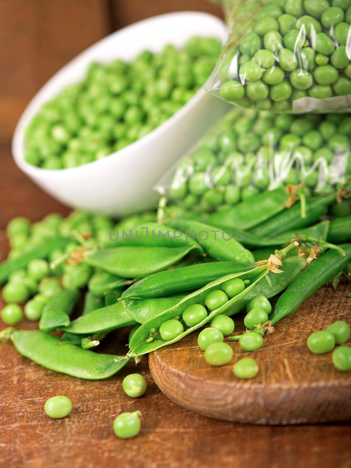 fresh green pea in bowl on wooden background.