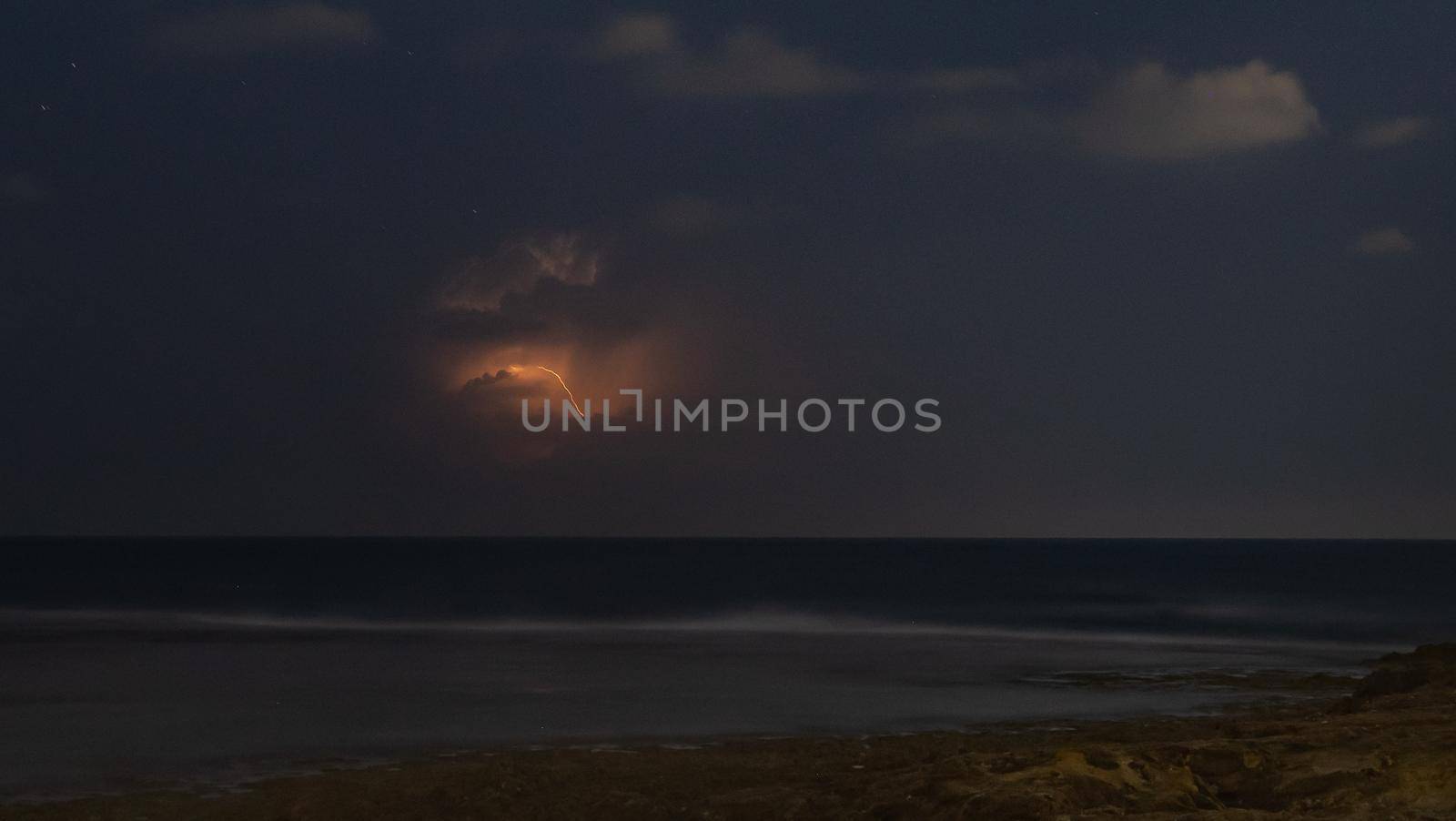 Lightning storm om Mediterranean Sea by javax