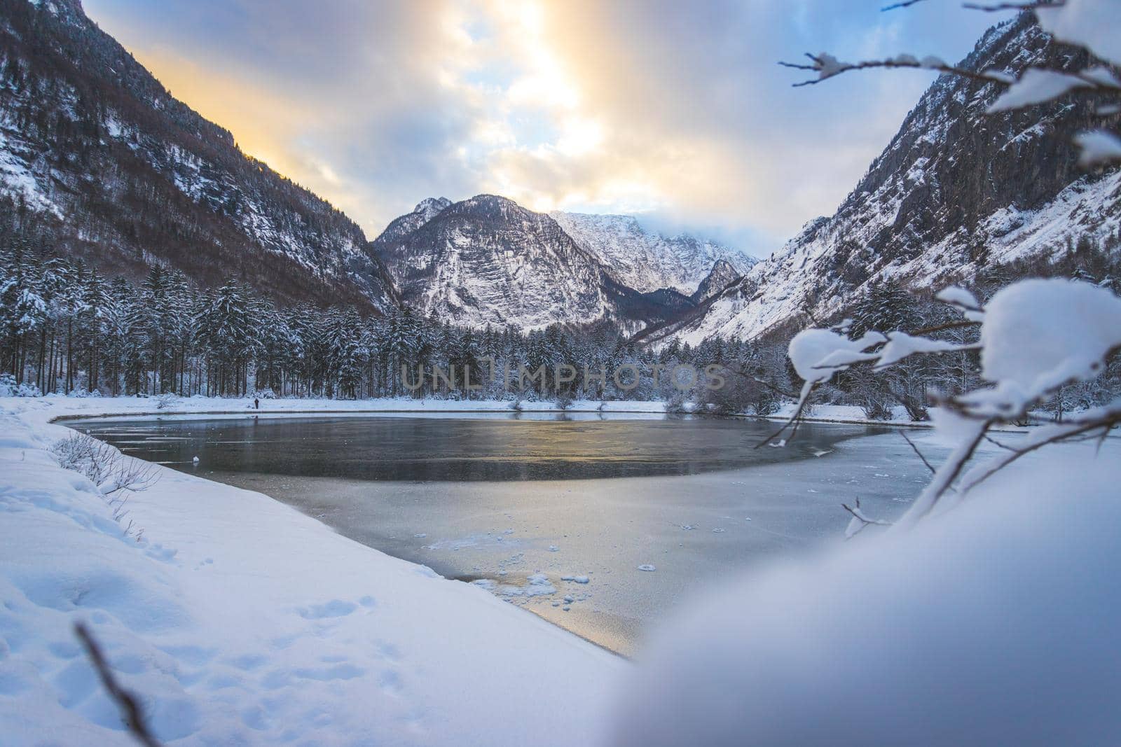 Idyllic winter landscape: Frosty lake and mountains. Buntausee