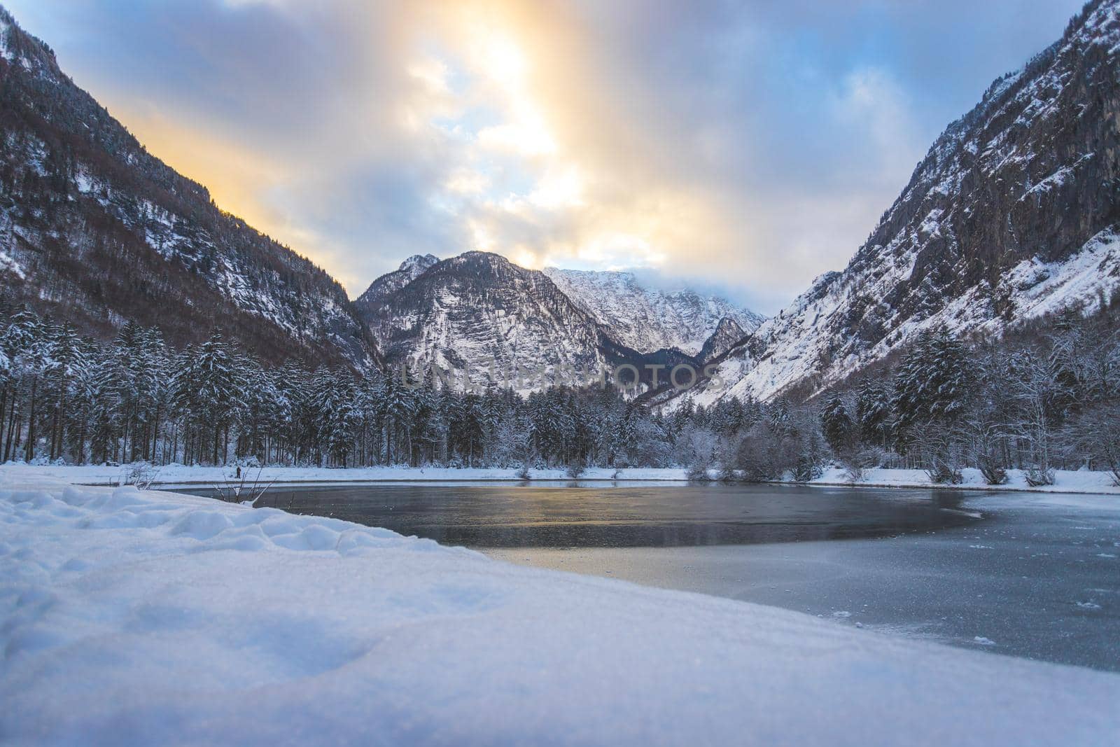 Idyllic winter landscape: Frosty lake and mountains. Buntausee