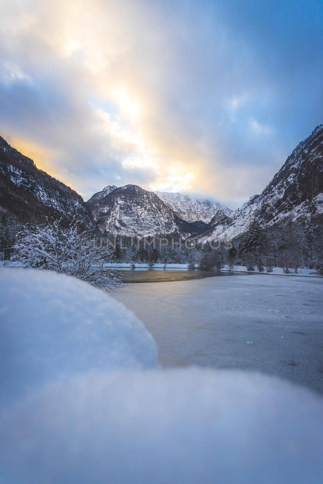 Idyllic winter landscape: Frosty lake and mountains. Buntausee