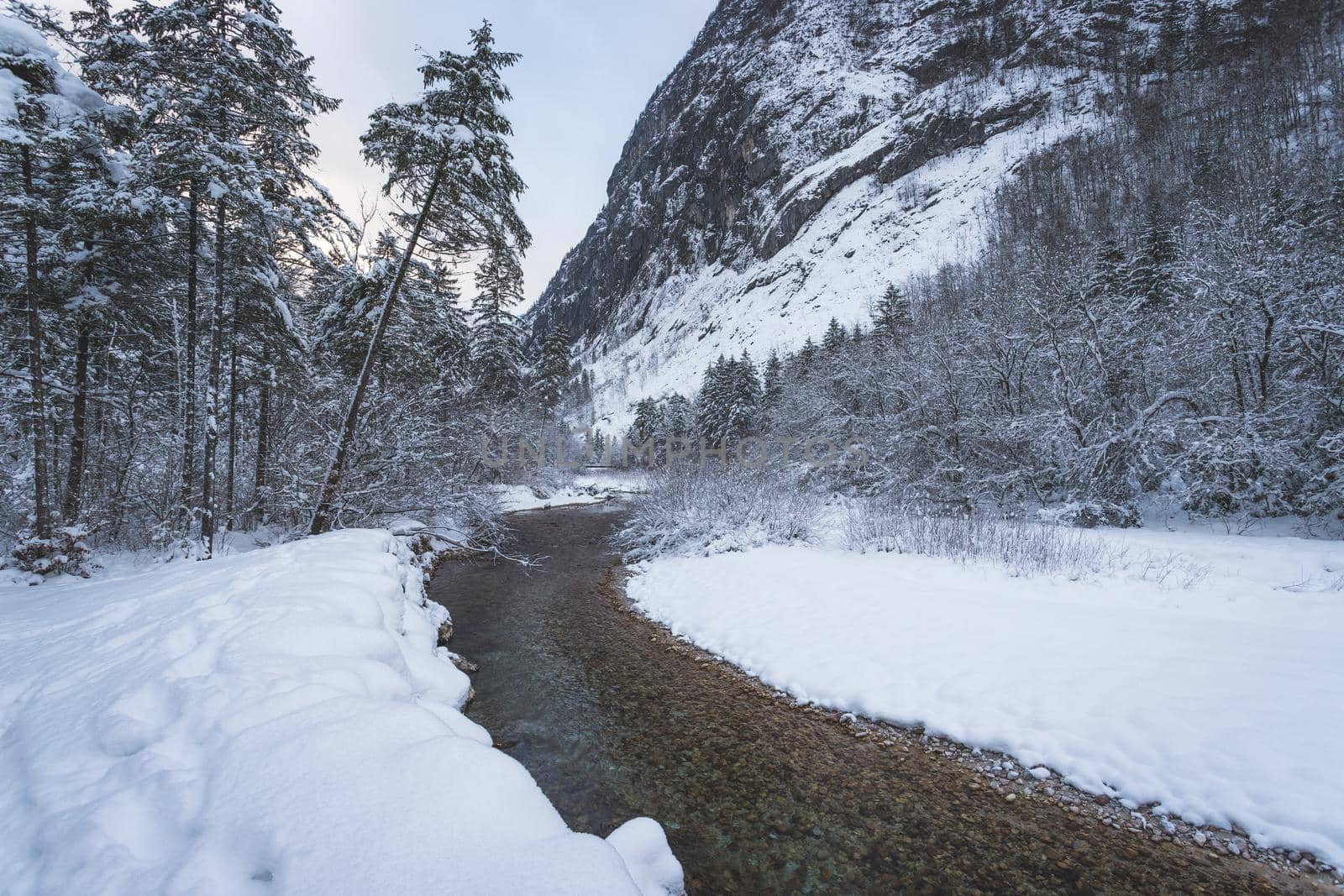 Idyllic winter landscape: Frosty river and mountains. Buntausee