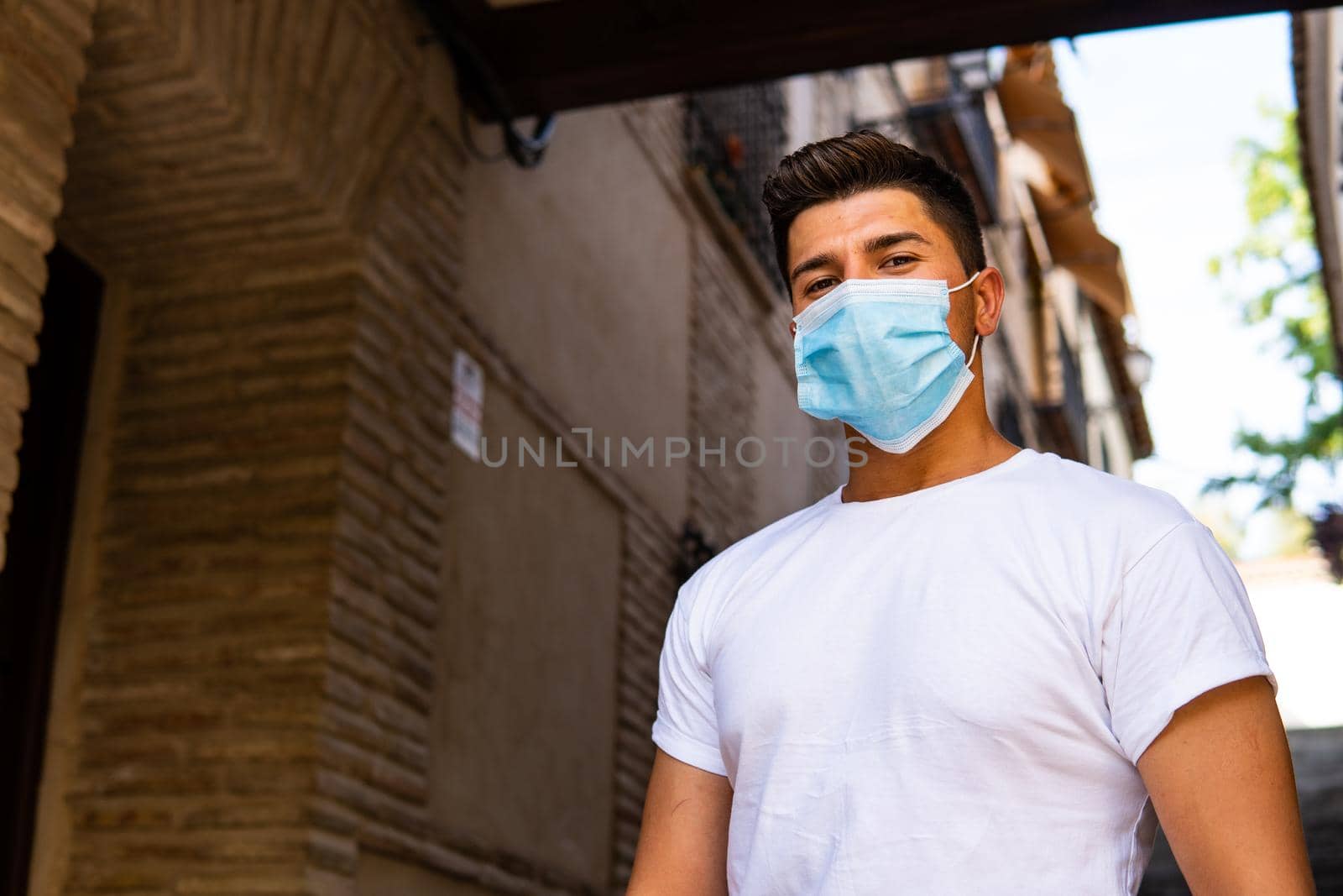 Brown-haired man with a mask by xavier_photo