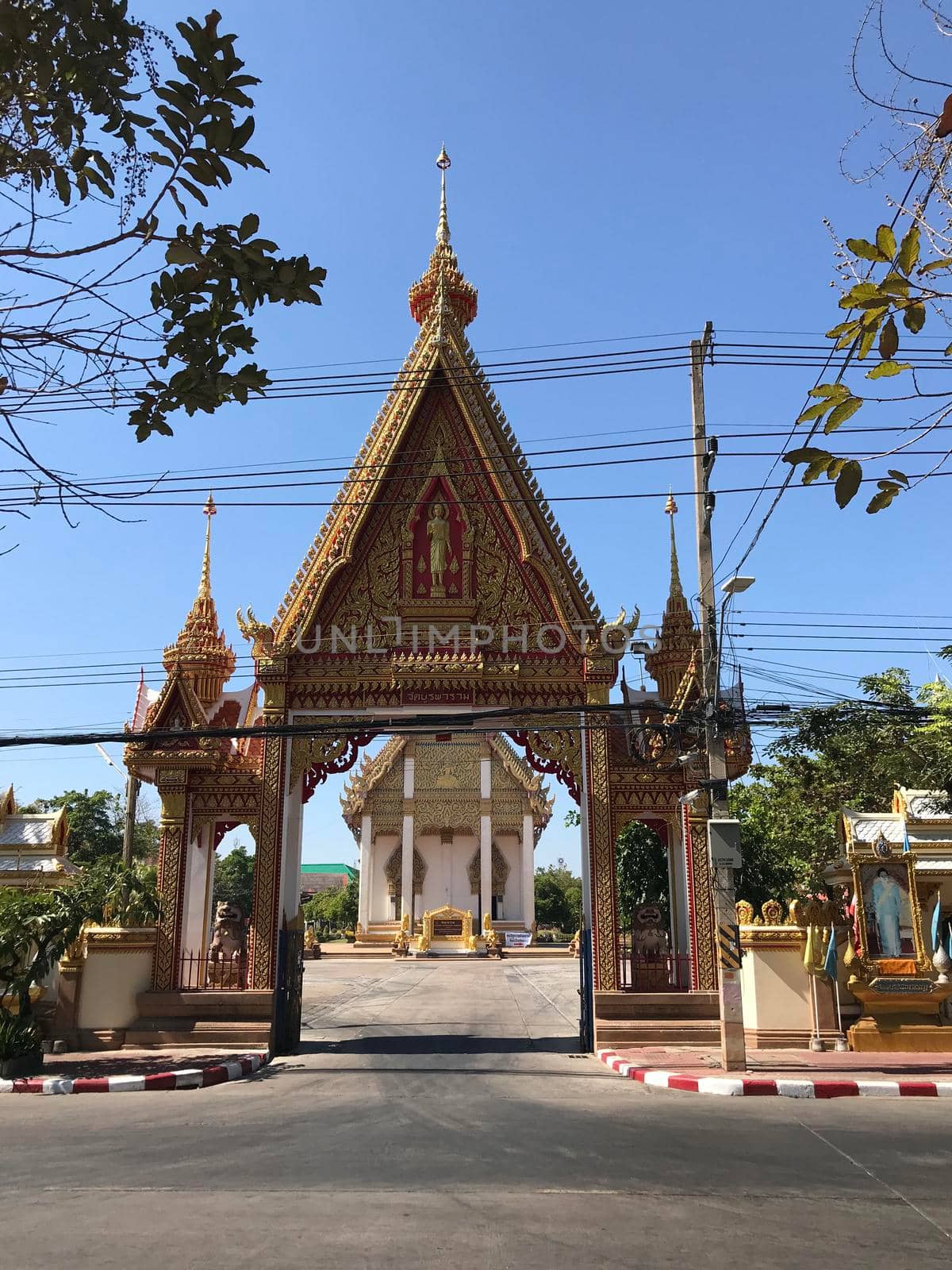 Wat Buraparam Buddhist Temple  by traveltelly