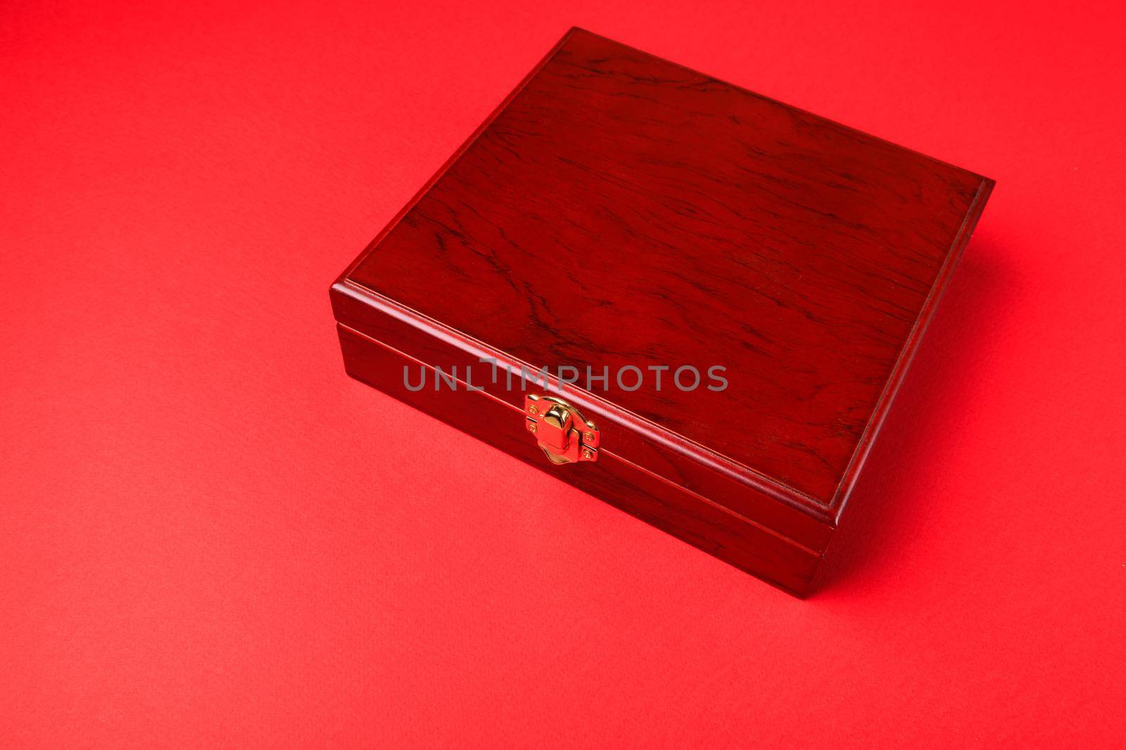 Gift set of corkscrew and removable lids. Wine corks and bottle openers in a wooden box on a red background.