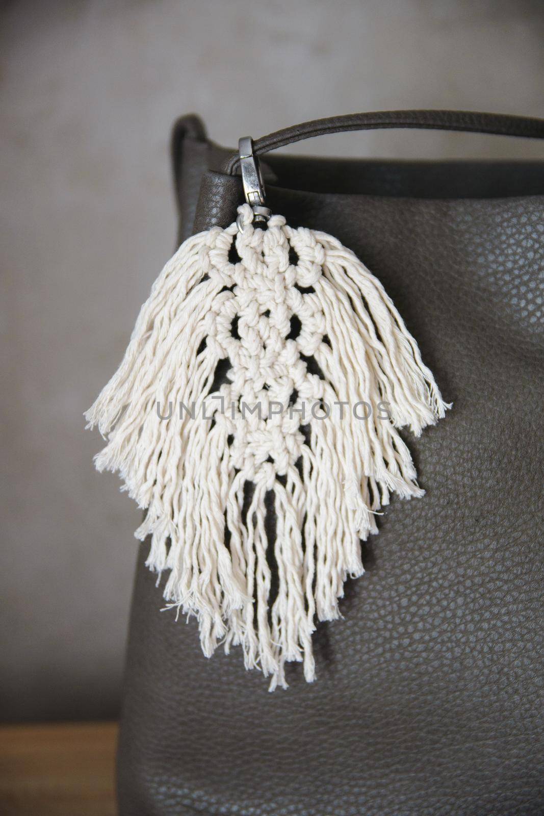 Handmade macrame keychains are made of natural cotton thread and attached to the clasp. by ozornina