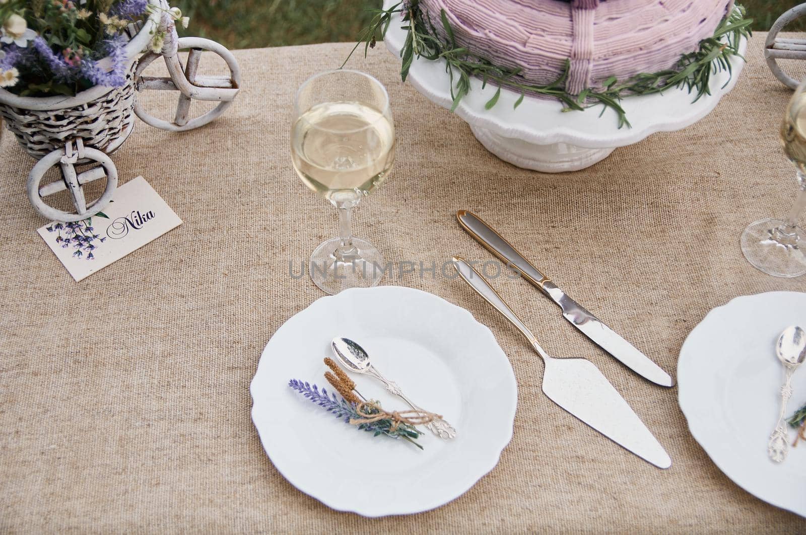 boho style wedding cake on a table covered with a linen tablecloth