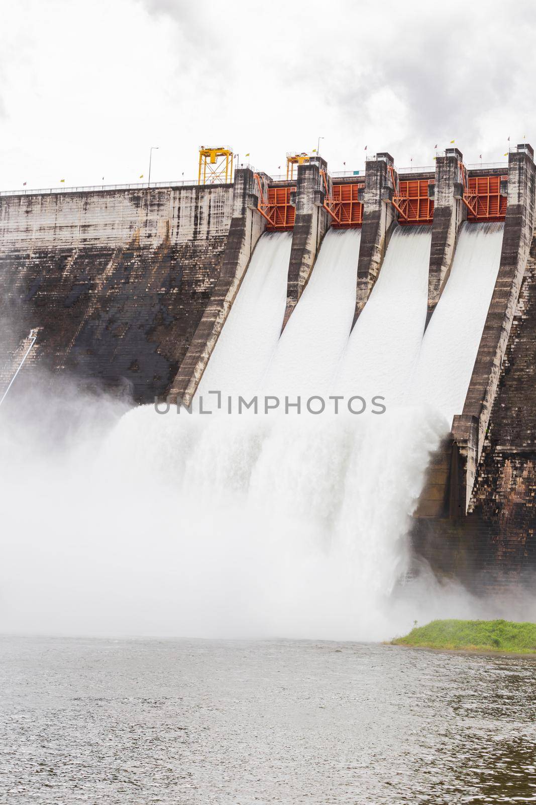 The dam Khun Dan Prakarn Chon is a dam with hydroelectric power plant and irrigation and flood protection in the district of Nakhon Nayok Province , Thailand