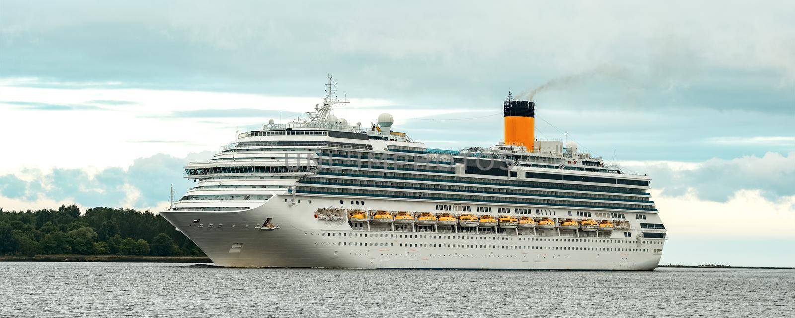 Large royal cruise liner by InfinitumProdux