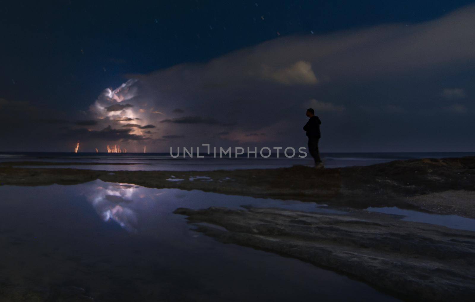 Lightning storm om Mediterranean Sea by javax