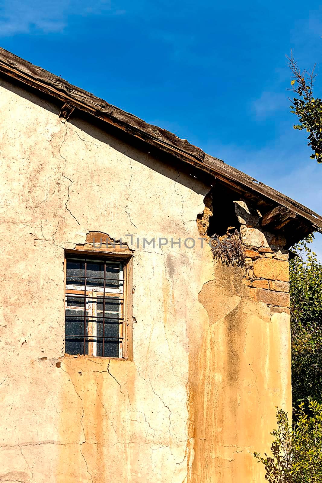 A sloping roof and a slightly shattered wall.