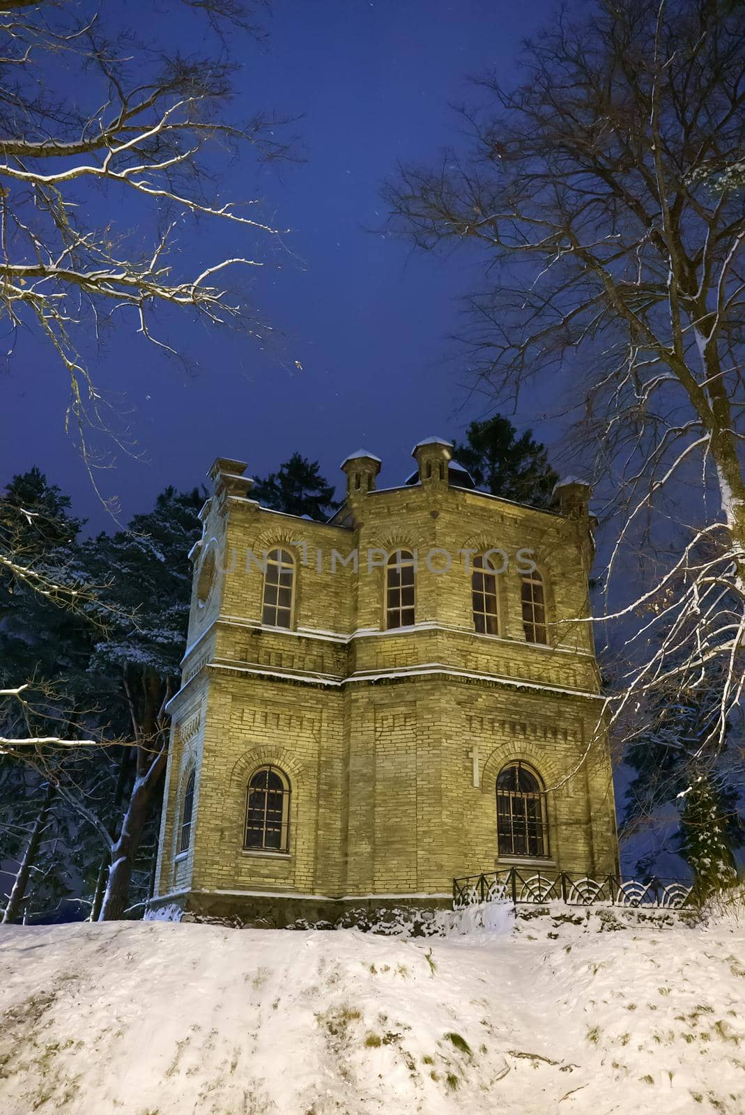 Kochide kabeli varemed ja perekonnakalmistu. Koch family chapel in Pirita, Tallinn. by dmitrimaruta