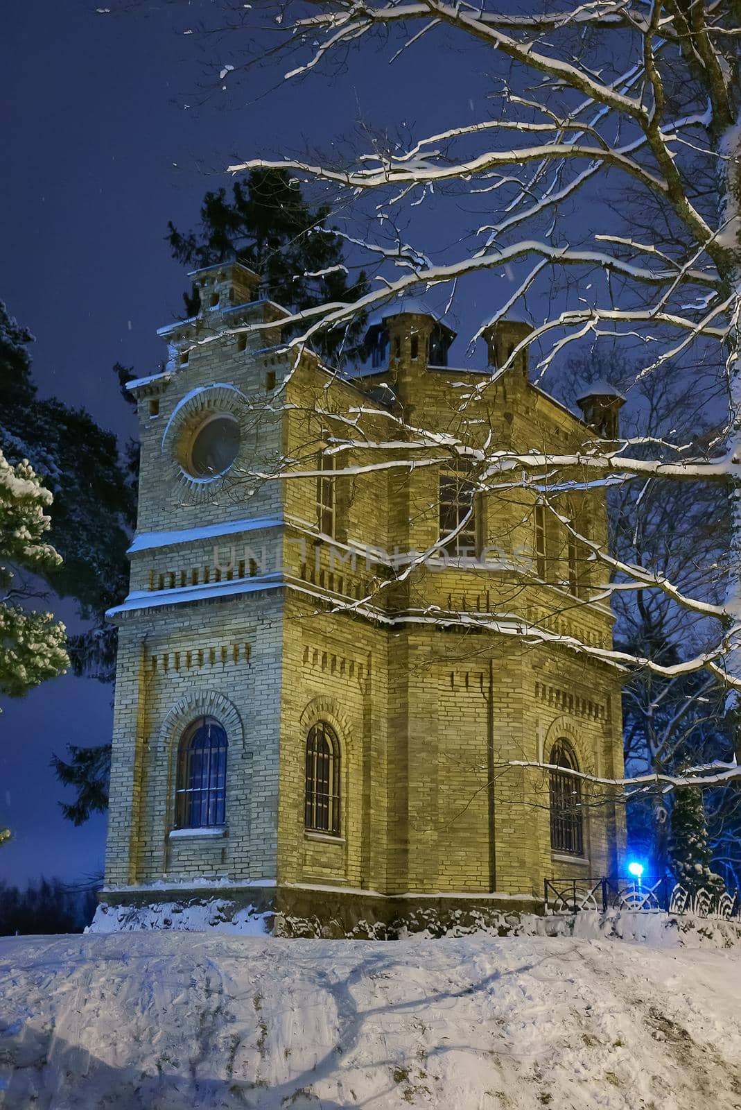 Kochide kabeli varemed ja perekonnakalmistu. Koch family chapel in Pirita, Tallinn.