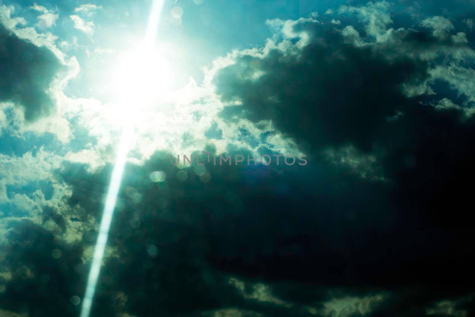 Sun over the clouds, contre jour background