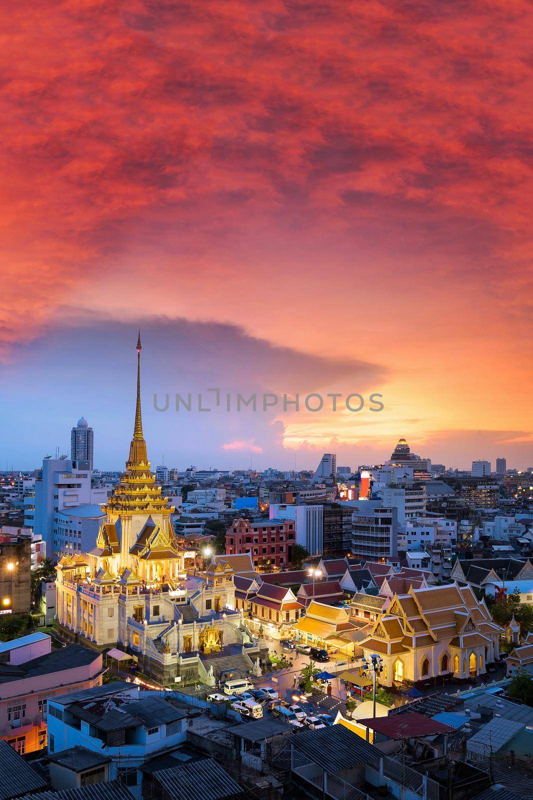 Landscape view of Wat Traimit Witthayaram Worawihan attractive bangkok's temple for tourism at sunset. Temple of the Biggest Golden Buddha in Bangkok, Thailand