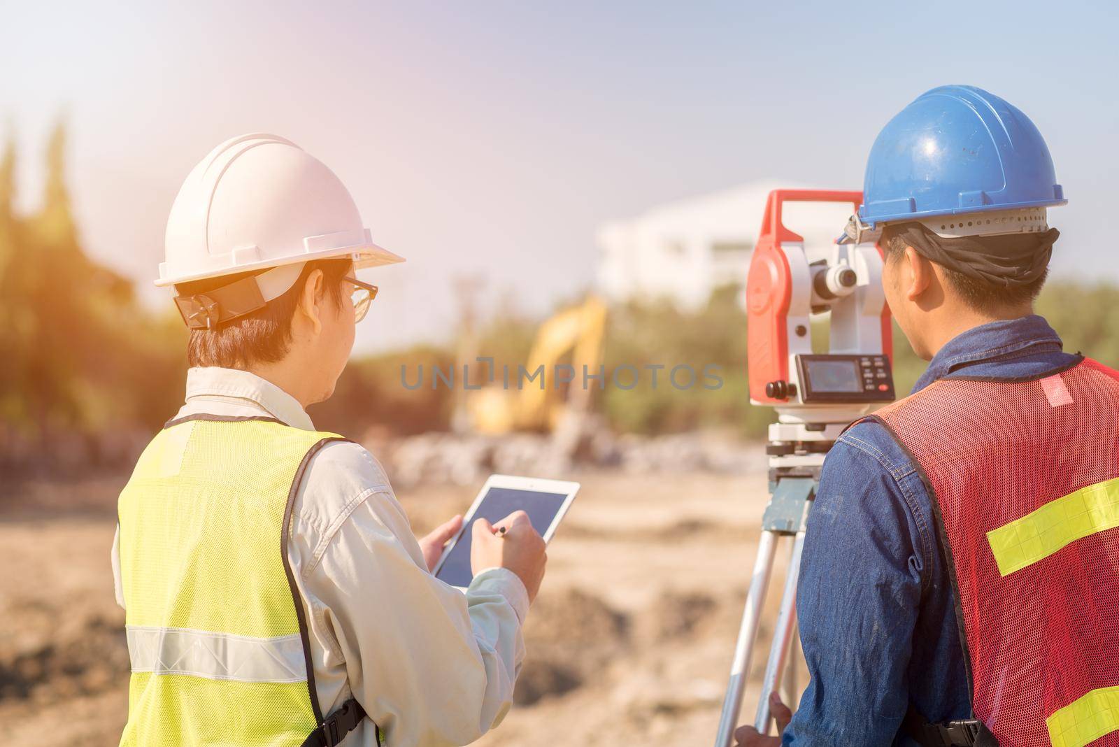 Construction engineer with smart tablet with foreman worker checking construction site for new Infrastructure construction project. photo concept for engineering work.