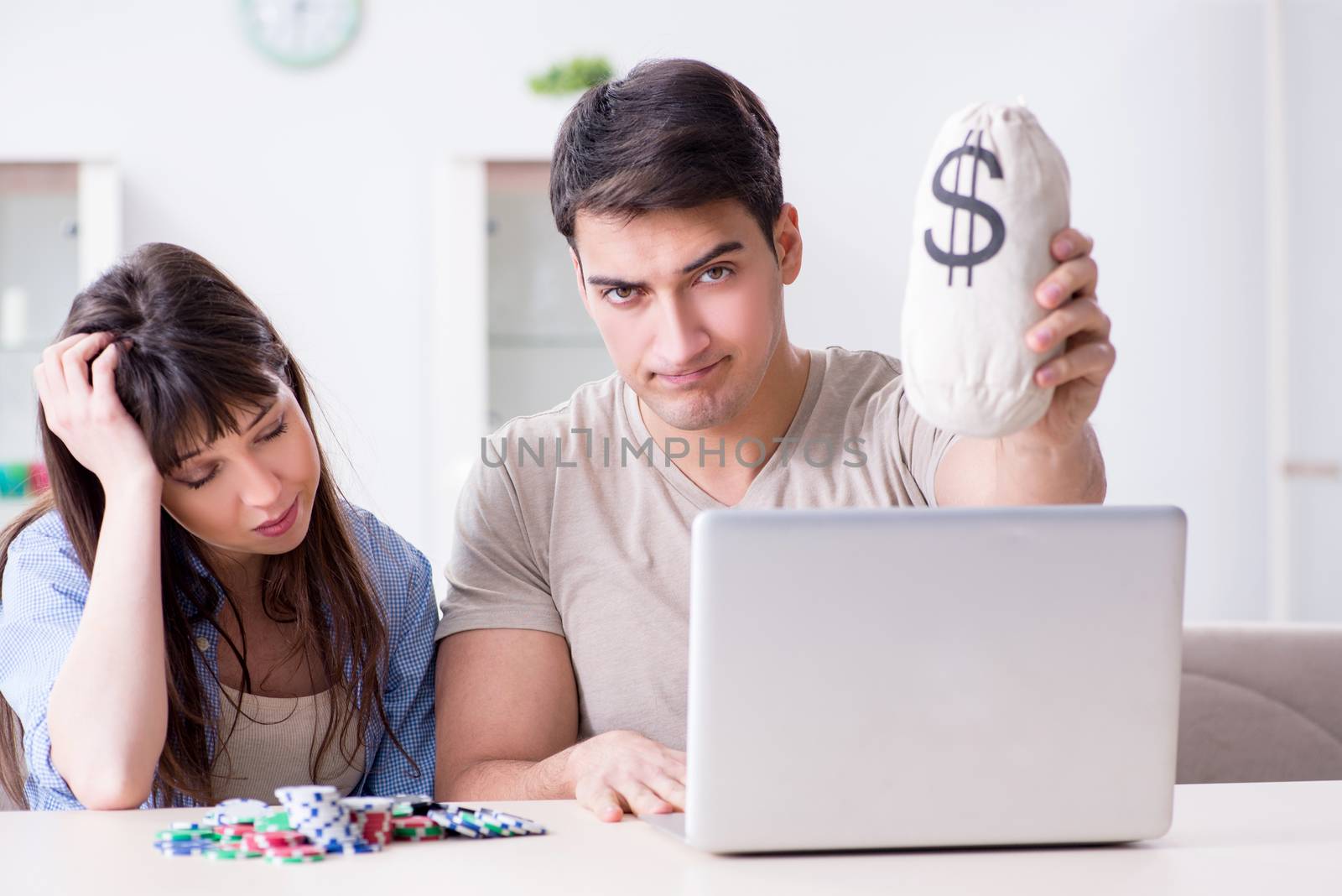 Couple wnning money in online casino by Elnur