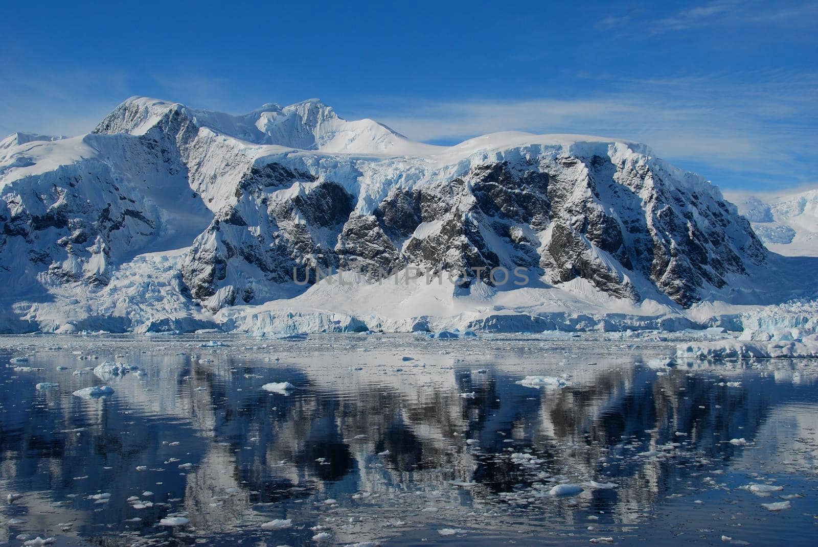 Antarctic landscape in sunny weather by fivepointsix