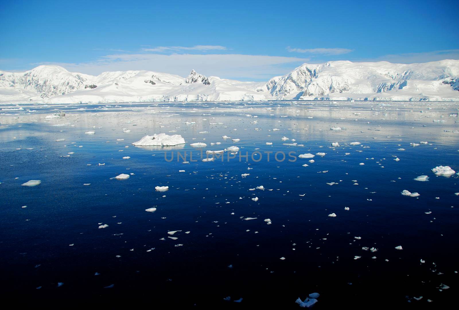 Sunny antarctic landscape by fivepointsix
