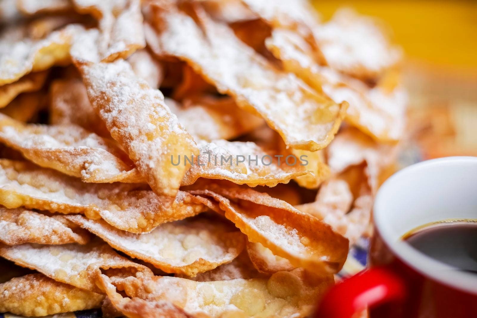 Crunchy pastry, cookies, twigs or crunches in powdered sugar.