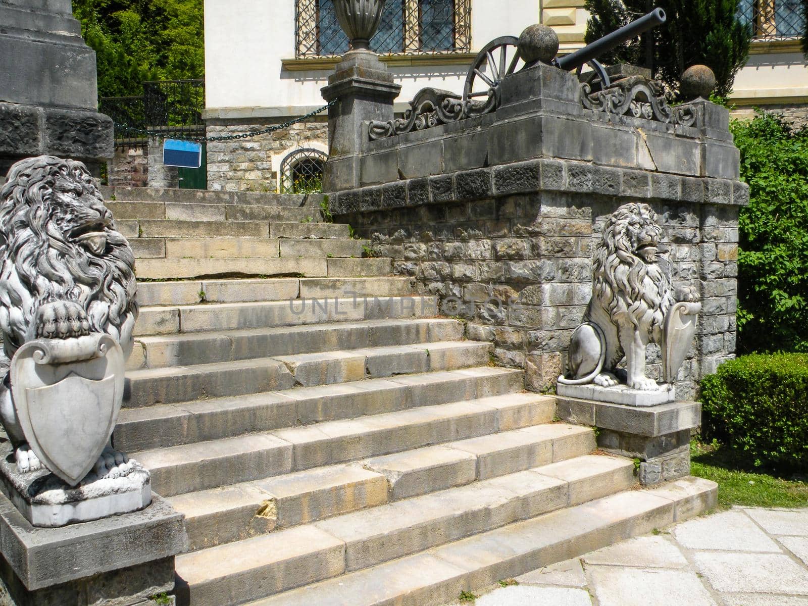 A stone lions sculpture in front of stone steps